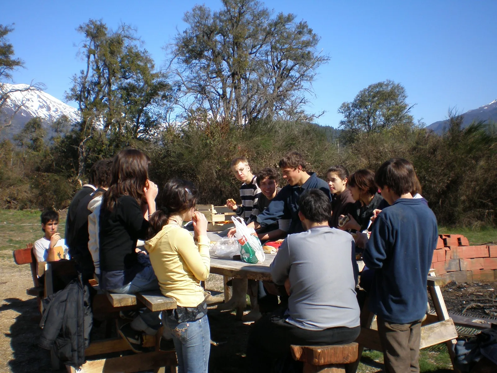 Estudiantes y profesores almorzando en el parque nacional lago puelo